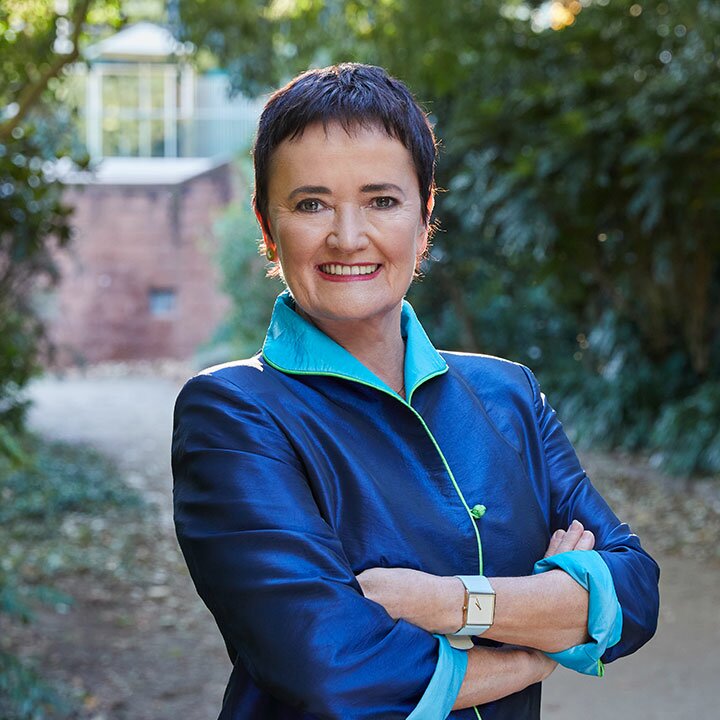 Ein Portrait der Klimadezernentin der Stadt Frankfurt, Rosemarie Heilig. Sie hat dunkle kurze Haare und trägt ein dunkelblaues Oberteil.