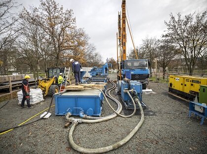 Bohranlage der Forschungsbohrung Geothermie auf dem Rebstock-Gelände mit drei Arbeitern.